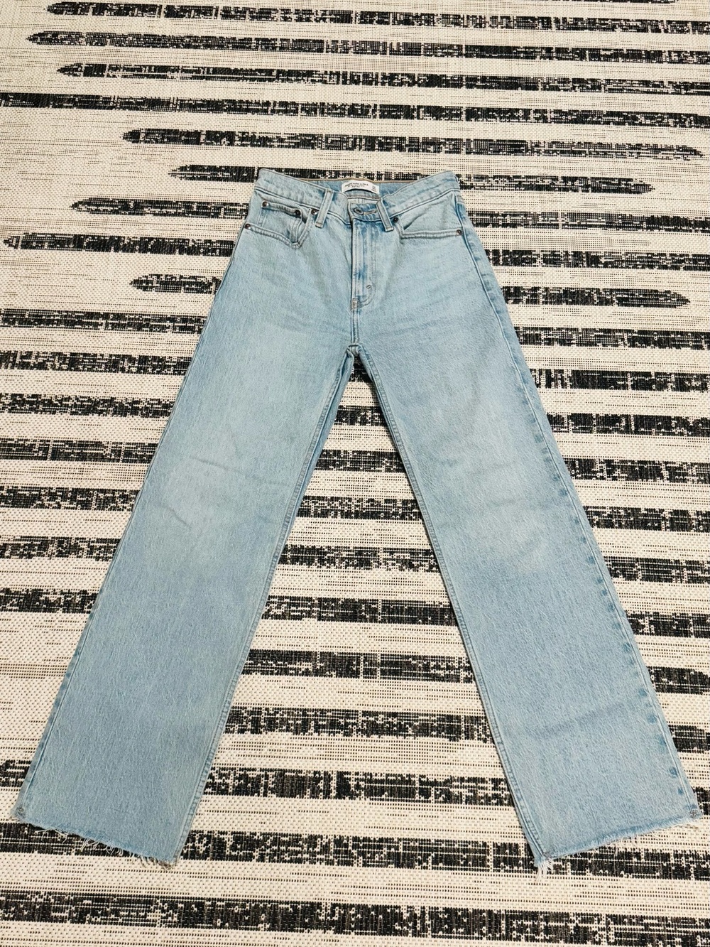 NWT A&F 90s Relaxed Jean High Rise